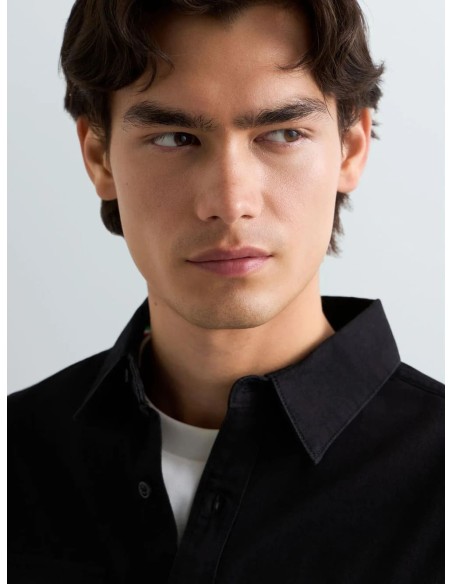 Camisa Replay negra denim para hombre - detalle de cuello en primer plano