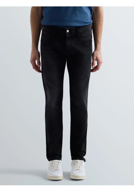 Pantalón Replay Anbass negro, vista lateral del corte slim Pantalón Replay Anbass negro, vista lateral del corte slim
