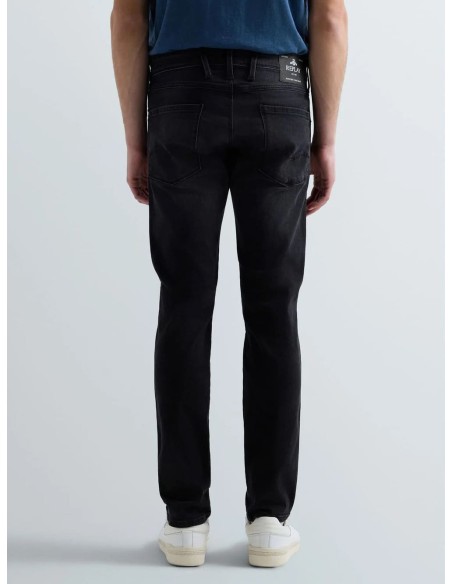 Pantalón Replay Anbass negro, detalle de bolsillos y acabado denim