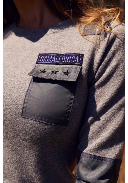 Jersey Clovin Camaleónica by Capriche, gris jaspeado con parche bolsillo estrellas Jersey Clovin Camaleónica by Capriche, gris jaspeado con parche bolsillo estrellas