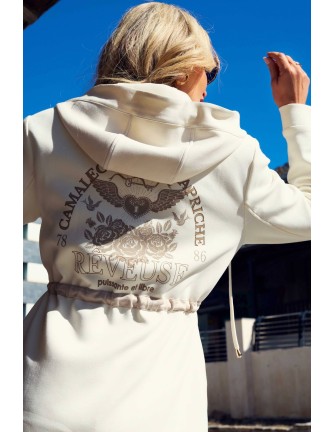 Chaqueta Summitra Camaleónica by Capriche, ambiente exterior estilo boho 2