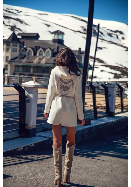Chaqueta Summitra Camaleónica by Capriche, combinada con botas altas beige Chaqueta Summitra Camaleónica by Capriche, combinada con botas altas beige