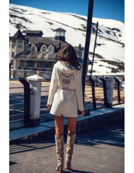 Chaqueta Summitra Camaleónica by Capriche, combinada con botas altas beige