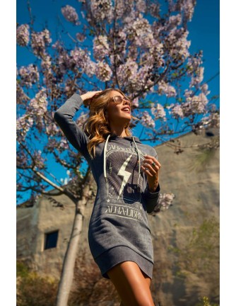 Vestido sudadera Forest Camaleónica by Capriche, gris con capucha y estampado Alma Libre 2