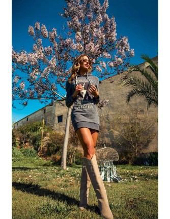 Vestido sudadera Forest Camaleónica by Capriche, gris con capucha y estampado Alma Libre