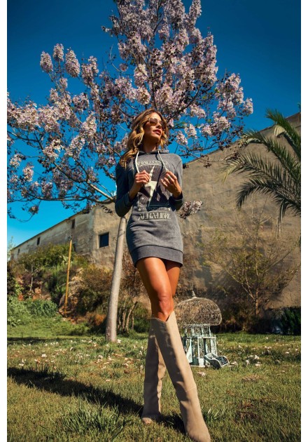 Vestido sudadera Forest Camaleónica by Capriche, gris con capucha y estampado Alma Libre Vestido sudadera Forest Camaleónica by Capriche, gris con capucha y estampado Alma Libre
