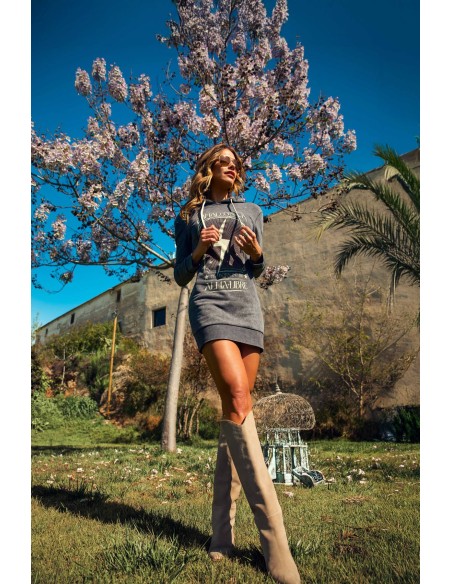 Vestido sudadera Forest Camaleónica by Capriche, gris con capucha y estampado Alma Libre