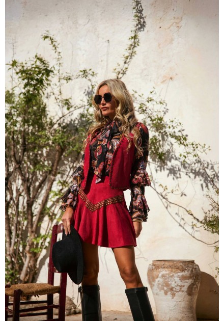 Chaleco Briar Camaleónica by Capriche, ante burdeos con tachuelas doradas, conjunto con blusa Trovan y falda Solvik Chaleco Briar Camaleónica by Capriche, ante burdeos con tachuelas doradas, conjunto con blusa Trovan y falda Solvik