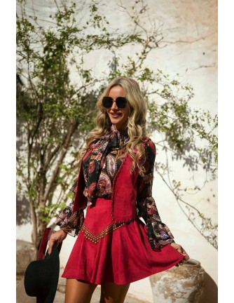 Chaleco Briar Camaleónica by Capriche, ante burdeos con tachuelas doradas, conjunto con blusa Trovan y falda Solvik 2