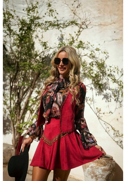 Chaleco Briar Camaleónica by Capriche, vista con falda Solvik y blusa estampada Trovan Chaleco Briar Camaleónica by Capriche, vista con falda Solvik y blusa estampada Trovan