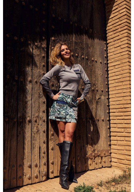 Falda Valley Camaleónica by Capriche, camuflaje con bolsillo cargo, look completo con jersey Clovin