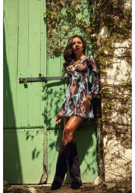 Vestido Flintor Camaleónica by Capriche, corto floral, look completo con camiseta Travis