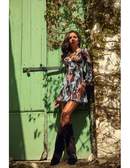 Vestido Flintor Camaleónica by Capriche, corto floral, look completo con camiseta Travis