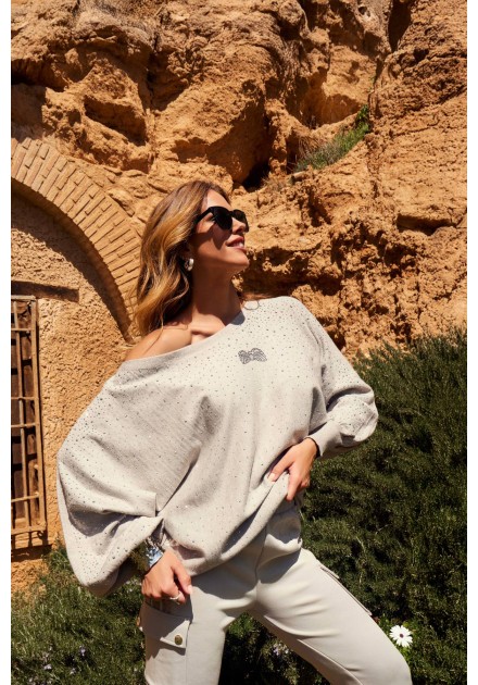 Jersey Holloway Camaleónica by Capriche, oversize beige con strass, vista trasera Jersey Holloway Camaleónica by Capriche, oversize beige con strass, vista trasera