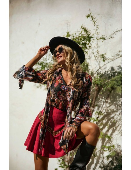 Falda Trovan Camaleónica by Capriche, roja ante con tachuelas, vista lateral