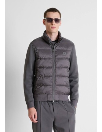 Plumífero Antony Morato gris oscuro combinado con mangas en punto, modelo de frente