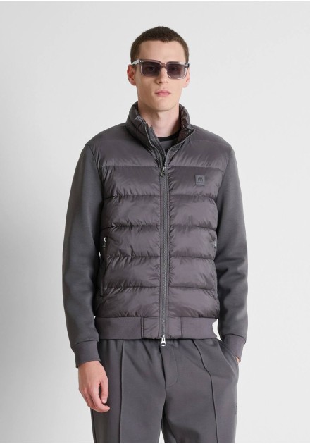 Plumífero Antony Morato gris oscuro combinado con mangas en punto, modelo de frente