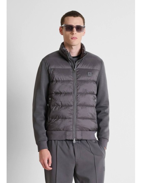 Plumífero Antony Morato gris oscuro combinado con mangas en punto, modelo de frente