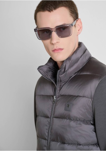 Detalle de cuello alto y parche AM del plumífero Antony Morato gris oscuro