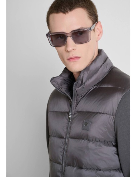 Detalle de cuello alto y parche AM del plumífero Antony Morato gris oscuro