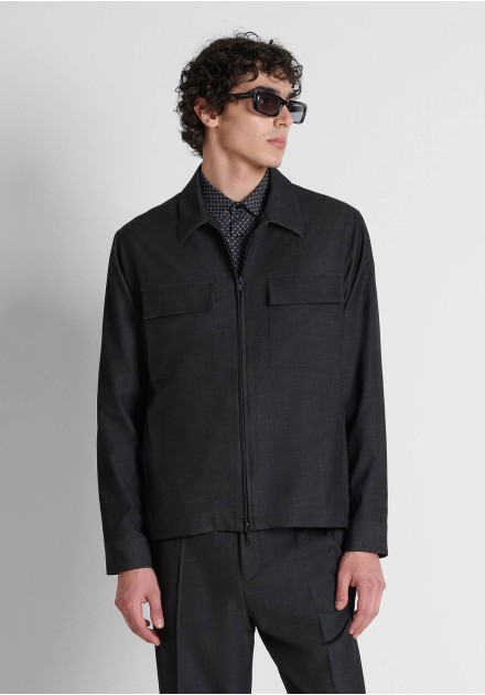 Chaqueta Antony Morato negra Portland combinada con camisa estampada, modelo de frente Chaqueta Antony Morato negra Portland combinada con camisa estampada, modelo de frente