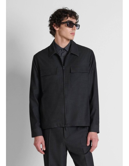 Chaqueta Antony Morato negra Portland combinada con camisa estampada, modelo de frente