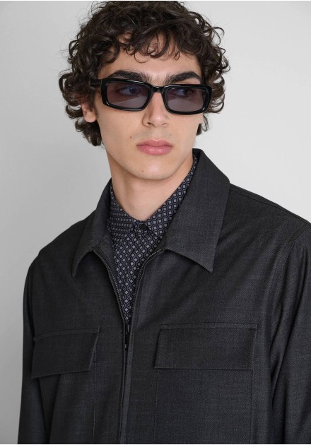 Detalle de cuello camisero y bolsillos de la chaqueta Antony Morato negra Portland Detalle de cuello camisero y bolsillos de la chaqueta Antony Morato negra Portland