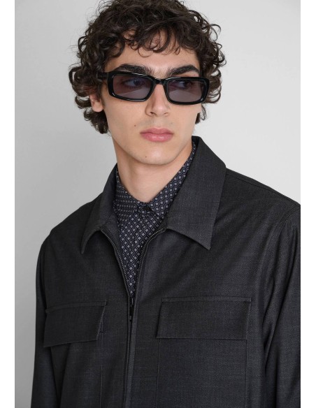Detalle de cuello camisero y bolsillos de la chaqueta Antony Morato negra Portland