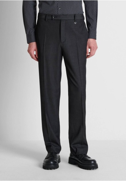 Pantalón Antony Morato negro Evan Relaxe, modelo de frente Pantalón Antony Morato negro Evan Relaxe, modelo de frente