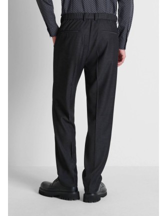 Pantalón Antony Morato negro Evan Relaxe, modelo de frente 2
