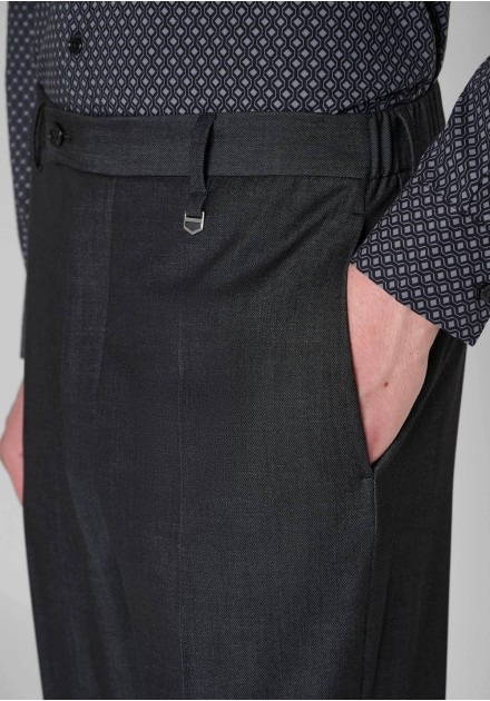 Detalle de bolsillo trasero y cinturilla elástica del pantalón Antony Morato negro Evan Relaxe Detalle de bolsillo trasero y cinturilla elástica del pantalón Antony Morato negro Evan Relaxe