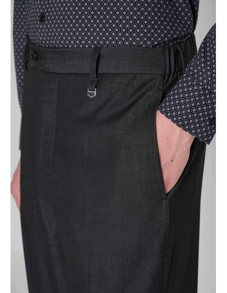 Detalle de bolsillo trasero y cinturilla elástica del pantalón Antony Morato negro Evan Relaxe