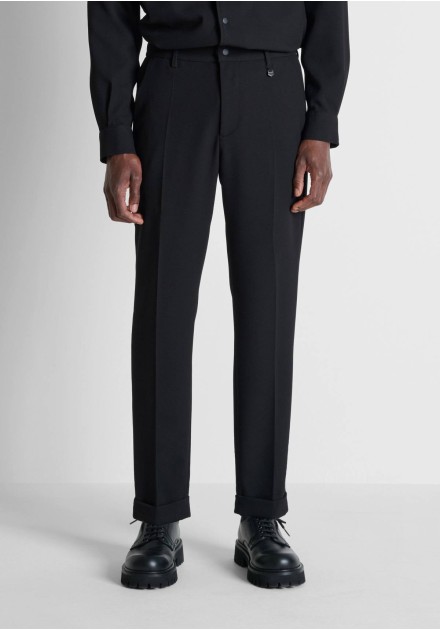 Pantalón Antony Morato negro Boris con dobladillo, modelo de frente Pantalón Antony Morato negro Boris con dobladillo, modelo de frente
