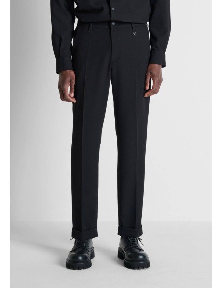 Pantalón Antony Morato negro Boris con dobladillo, modelo de frente
