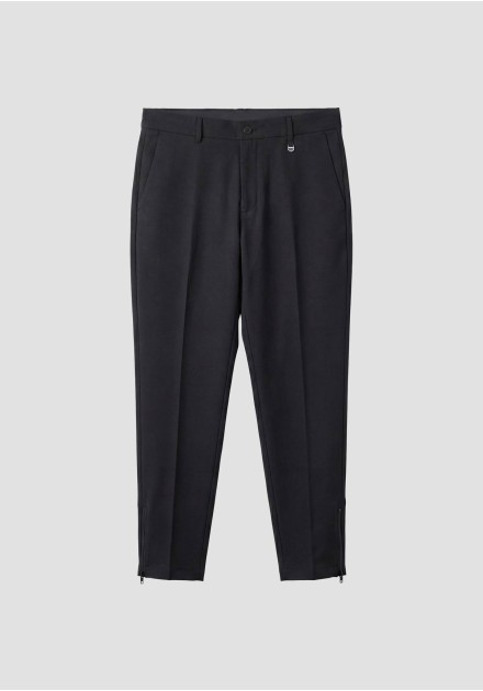 Pantalón Antony Morato negro Ronan - vista frontal completa con modelo Pantalón Antony Morato negro Ronan - vista frontal completa con modelo