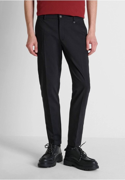 Pantalón Antony Morato negro Ronan - detalle lateral del corte slim Pantalón Antony Morato negro Ronan - detalle lateral del corte slim