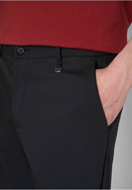 Pantalón Antony Morato negro Ronan - detalle de cintura y bolsillo delantero Pantalón Antony Morato negro Ronan - detalle de cintura y bolsillo delantero