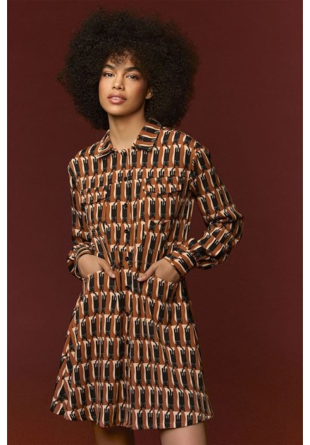 Vestido Minueto Kat estampado geométrico marrón, plano medio con manos en los bolsillos