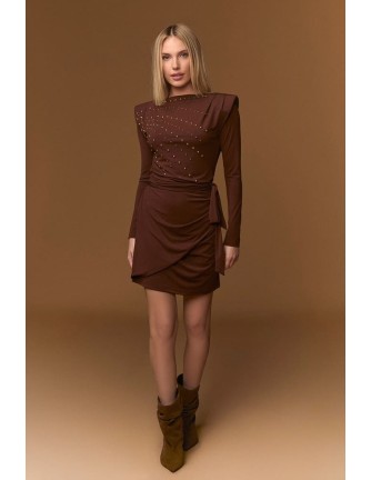 Vestido Minueto Abbey marrón con tachuelas y hombreras - vista frontal modelo