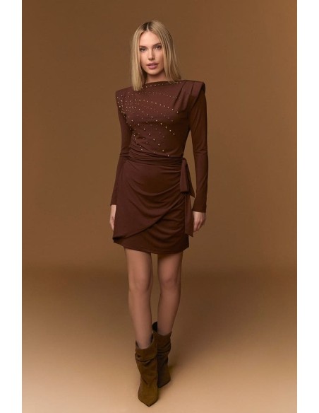 Vestido Minueto Abbey marrón con tachuelas y hombreras - vista frontal modelo