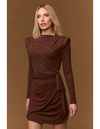 Vestido Minueto Abbey marrón con tachuelas y hombreras - vista frontal modelo 2
