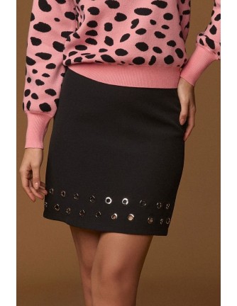 Falda Minueto Pop negra mini con ojales metálicos - vista frontal modelo