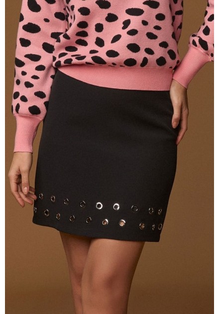 Falda Minueto Pop negra mini con ojales metálicos - vista frontal modelo Falda Minueto Pop negra mini con ojales metálicos - vista frontal modelo