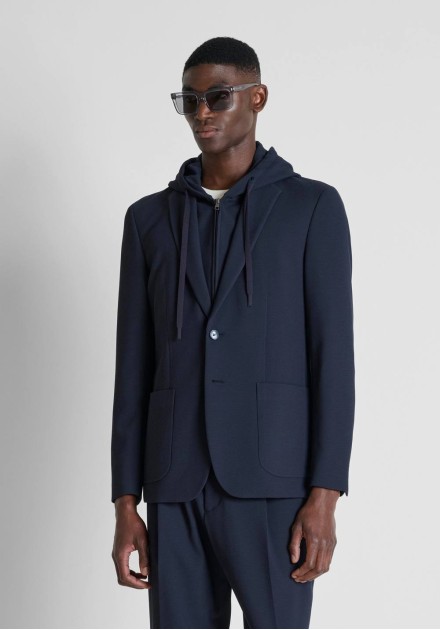Americana Antony Morato azul marino con capucha interior, vista frontal en modelo