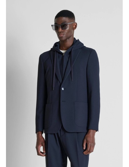 Americana Antony Morato azul marino con capucha interior, vista frontal en modelo