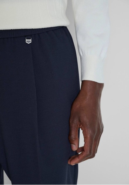 Detalle de cintura elástica del pantalón Antony Morato Seth marino Detalle de cintura elástica del pantalón Antony Morato Seth marino