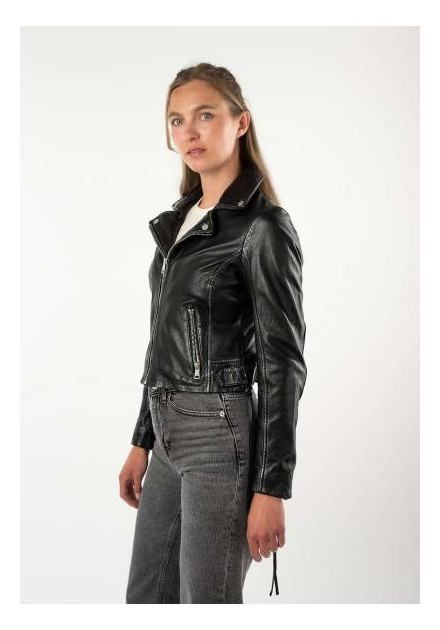 Chaqueta biker de piel negra Gipsy by Mauritius para mujer, vista de perfil con cremallera asimétrica Chaqueta biker de piel negra Gipsy by Mauritius para mujer, vista de perfil con cremallera asimétrica
