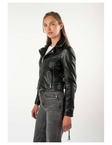 Chaqueta biker de piel negra Gipsy by Mauritius para mujer, vista de perfil con cremallera asimétrica