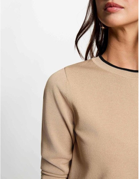 Jersey Morgan Mcluba beige ribete negro detalle escudo