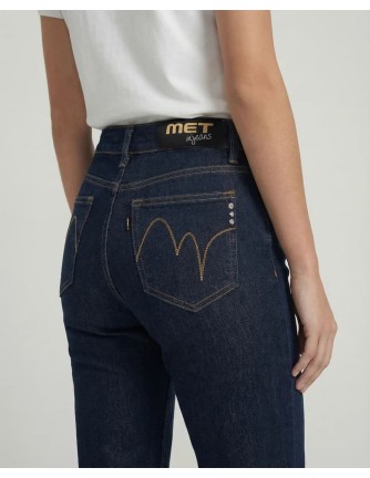 Vaqueros MET Vittoria de mujer, corte recto en denim azul oscuro, vista frontal con camiseta blanca 2